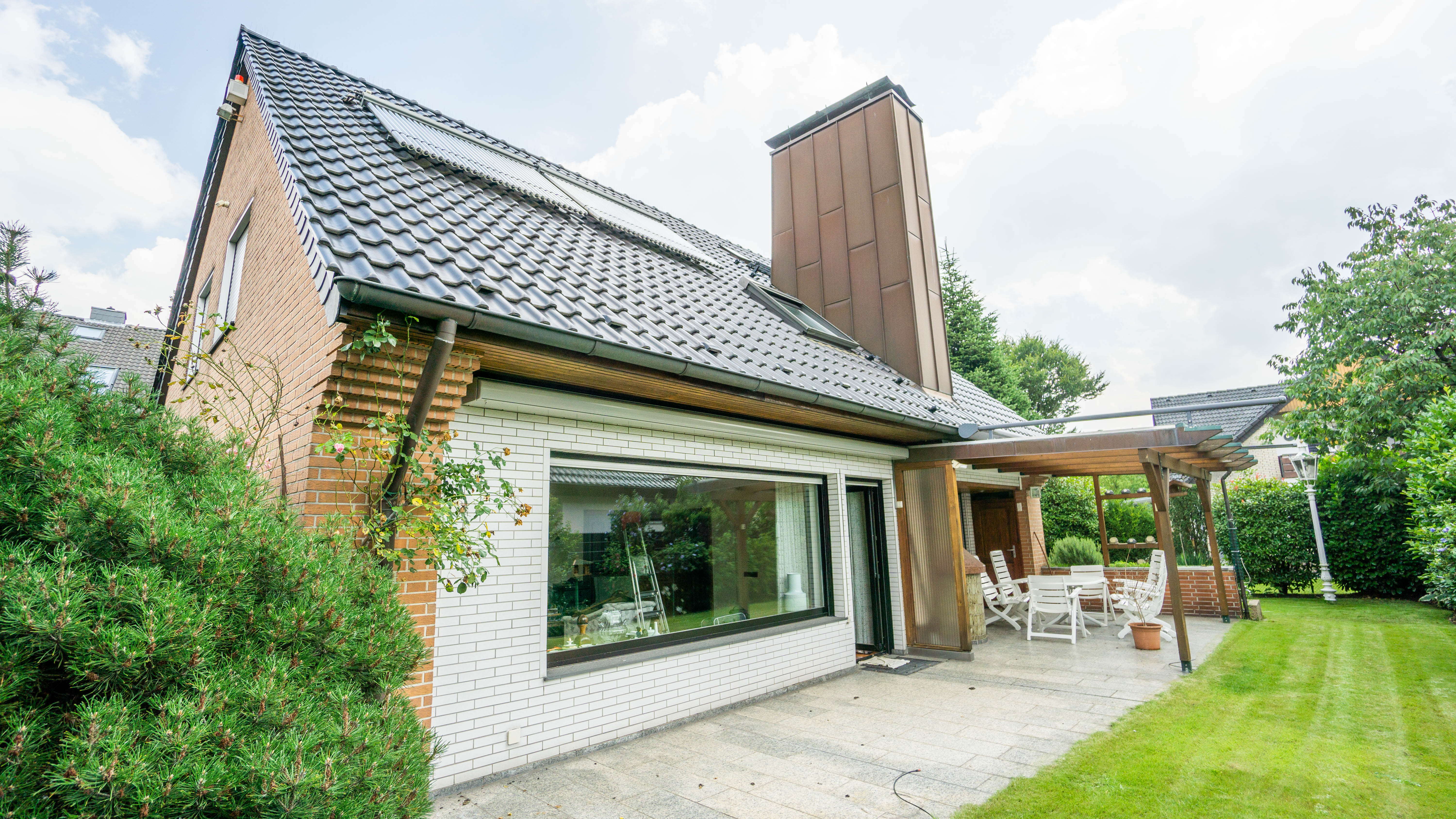 Freistehendes, großzügiges Einfamilienhaus mit Schwimmhalle und sehr schönem Grundstück