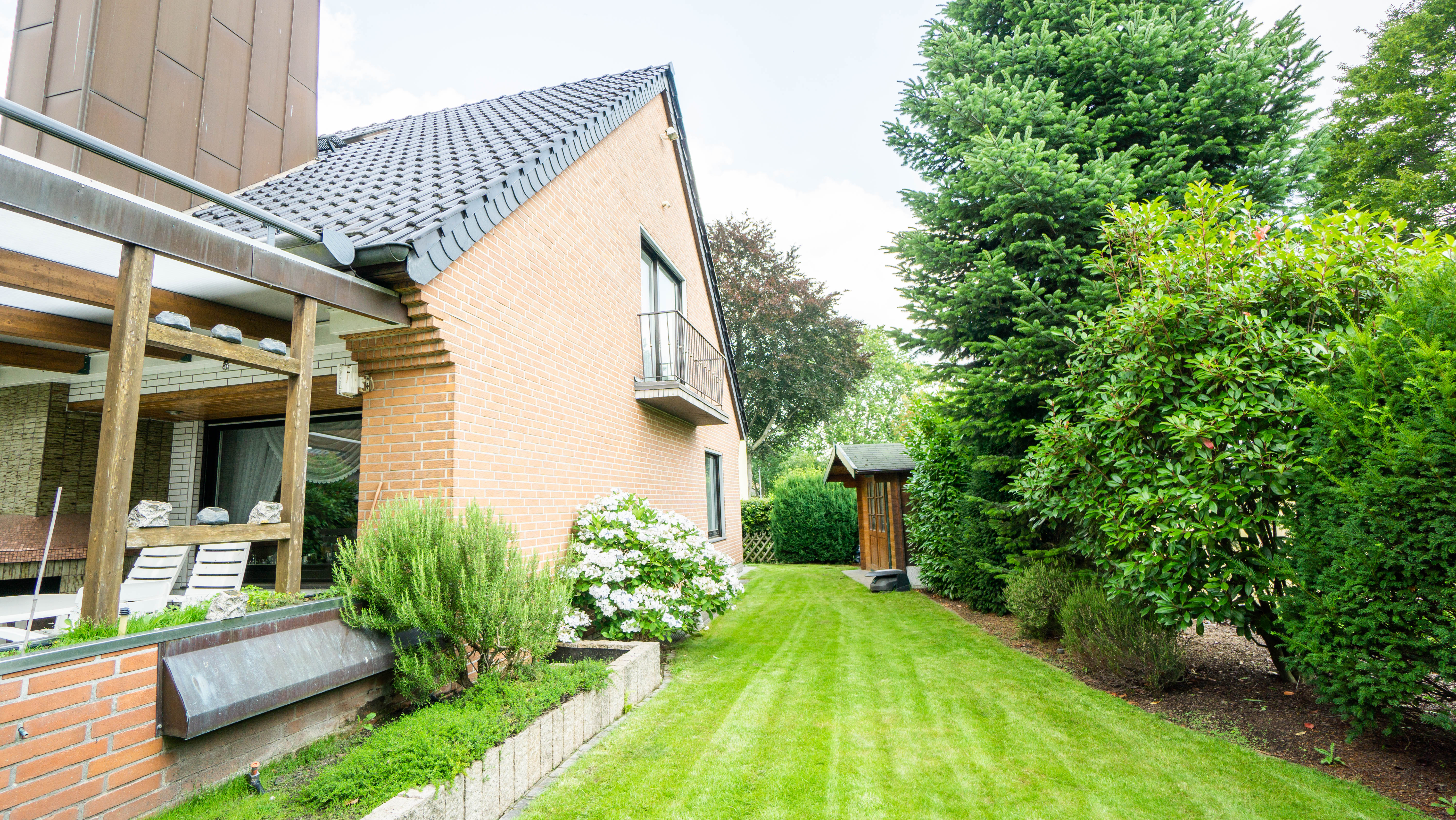 Freistehendes, großzügiges Einfamilienhaus mit Schwimmhalle und sehr schönem Grundstück