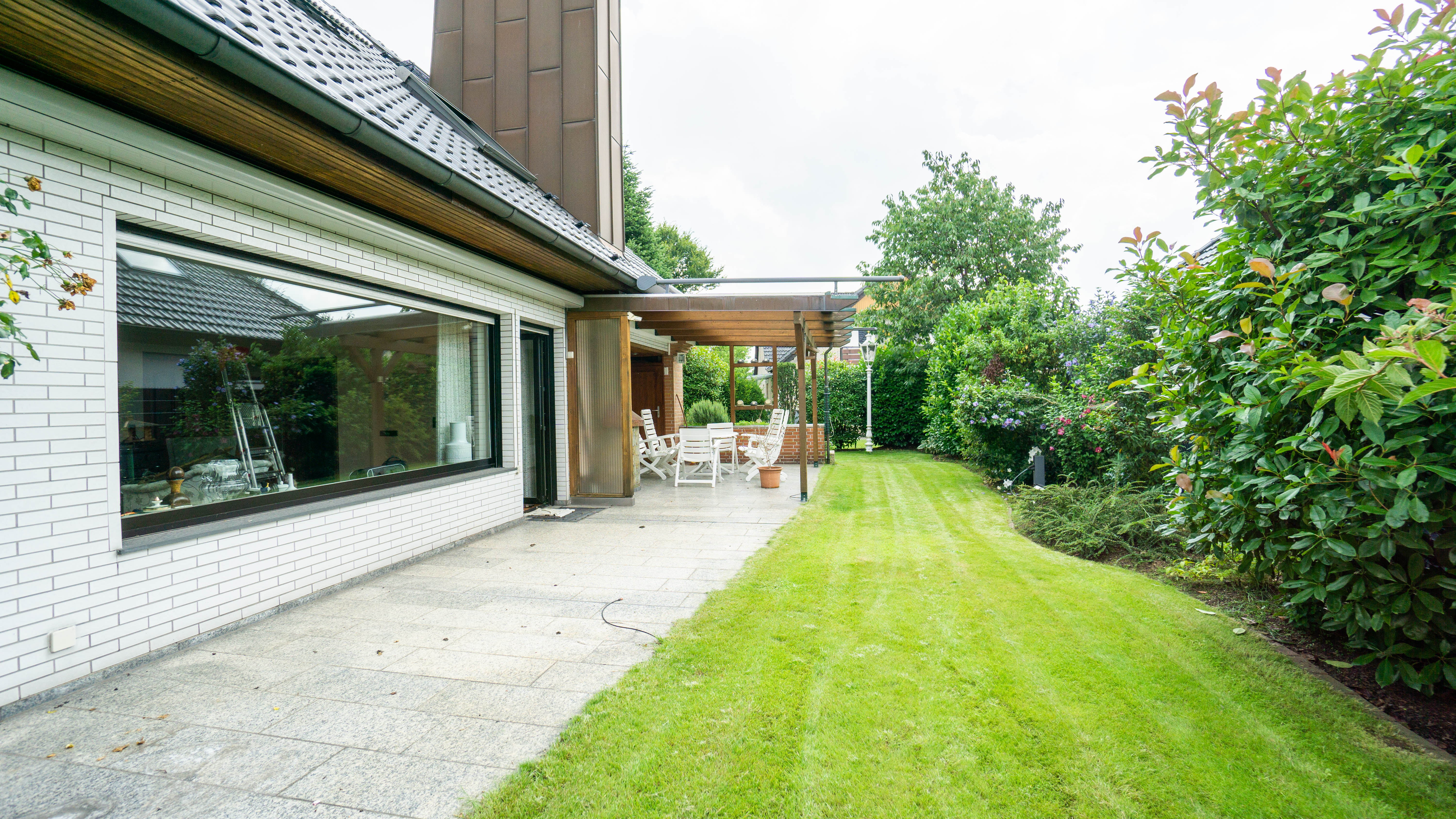 Freistehendes, großzügiges Einfamilienhaus mit Schwimmhalle und sehr schönem Grundstück