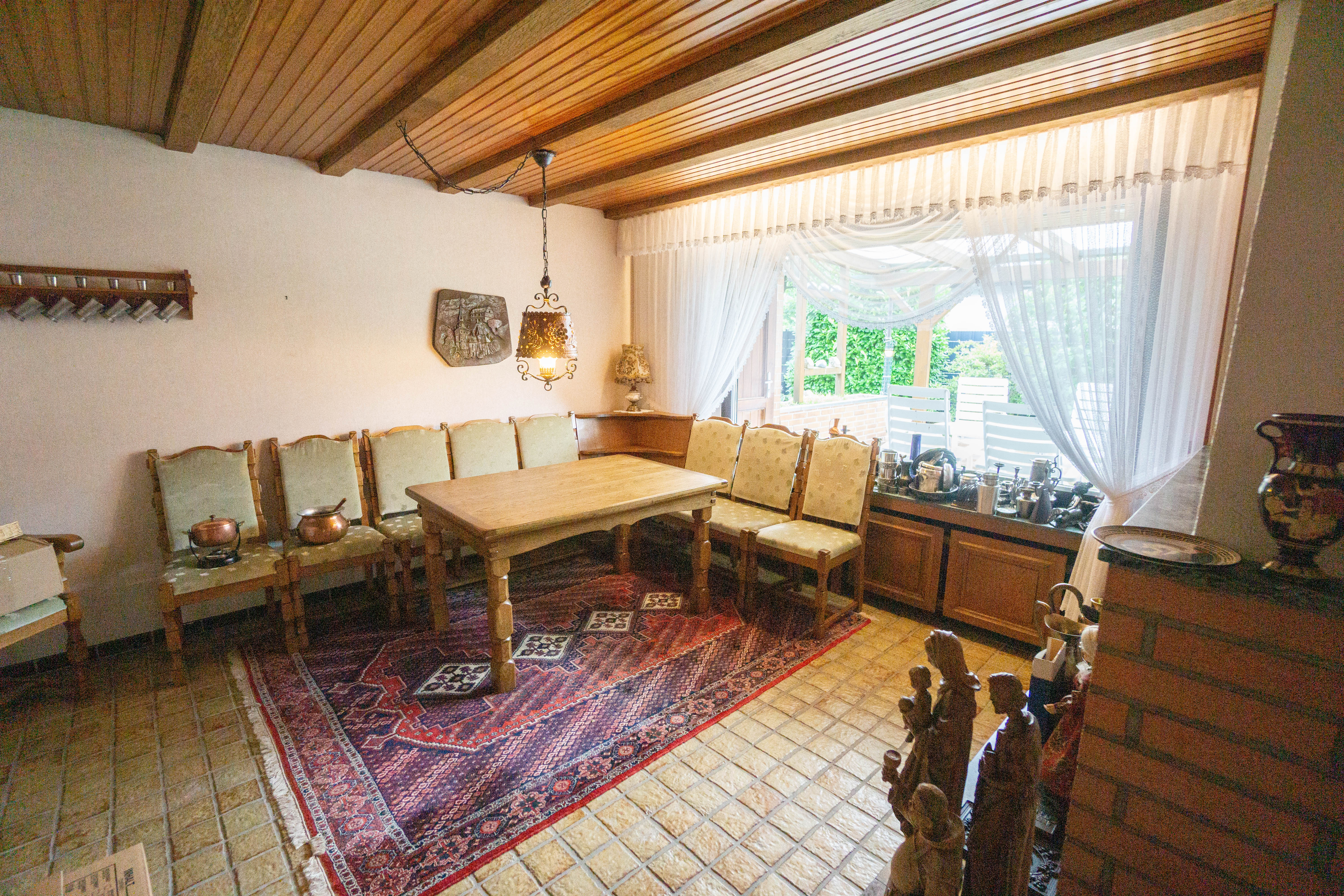 Freistehendes, großzügiges Einfamilienhaus mit Schwimmhalle und sehr schönem Grundstück