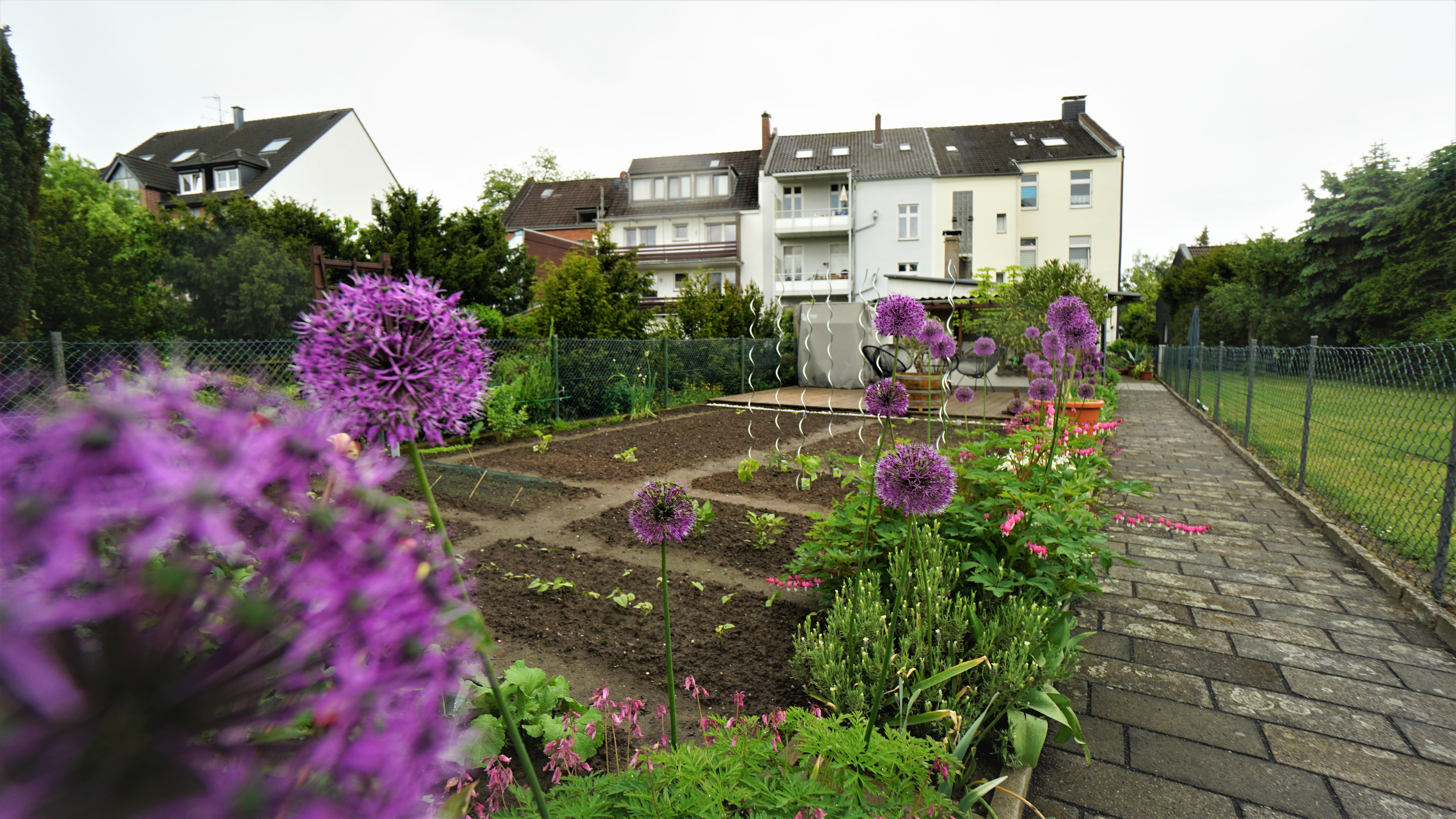 RESERVIERT: vollvermieteter Stilaltbau mit 4 Wohneinheiten und schönem Grundstück im Düsseldorfer Süden