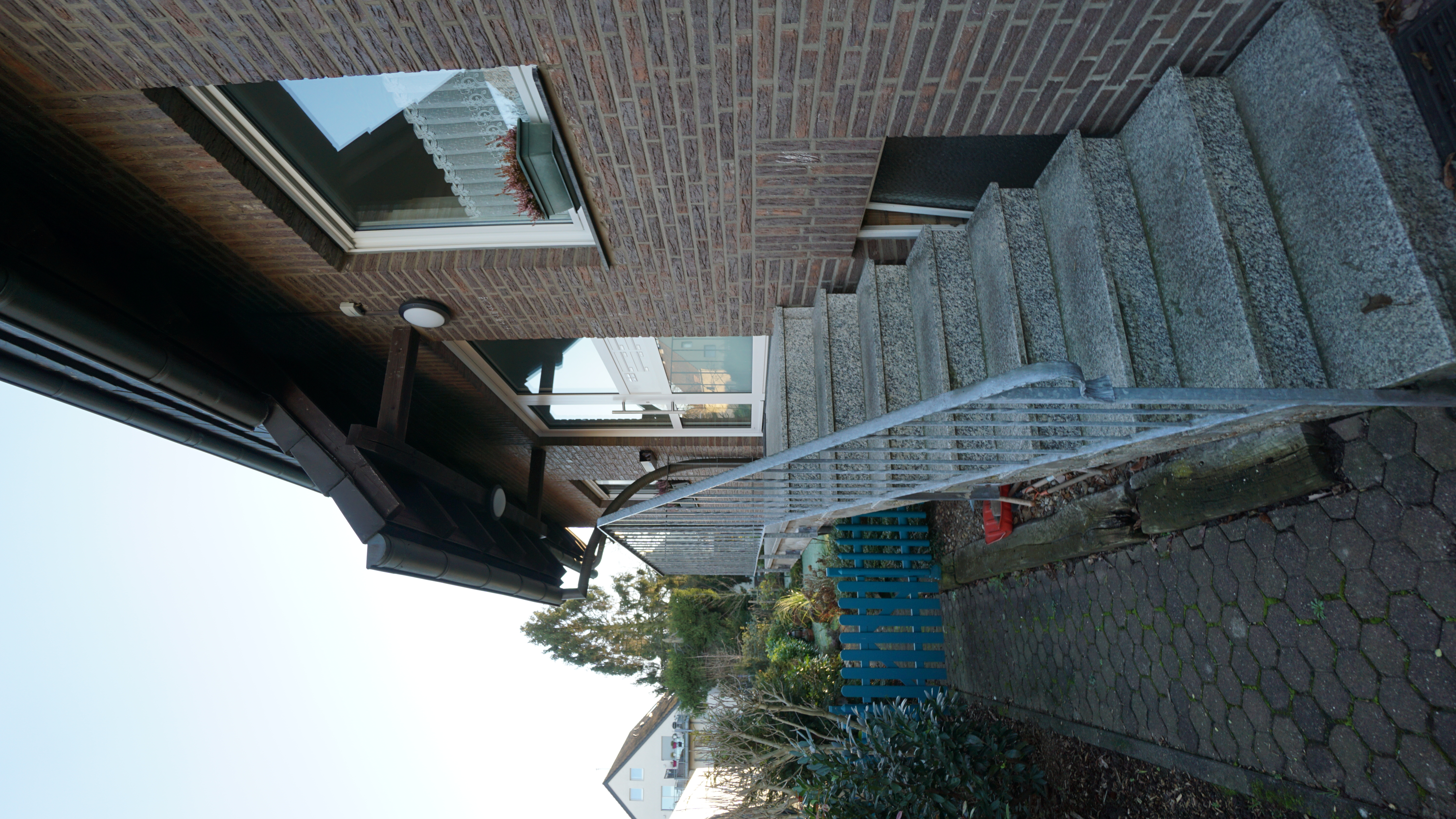 Super Lage in Düsseldorf-Wersten ! Zweifamilienhaus mit zus. ausgebauter Nutzfläche, Garten und Garagen