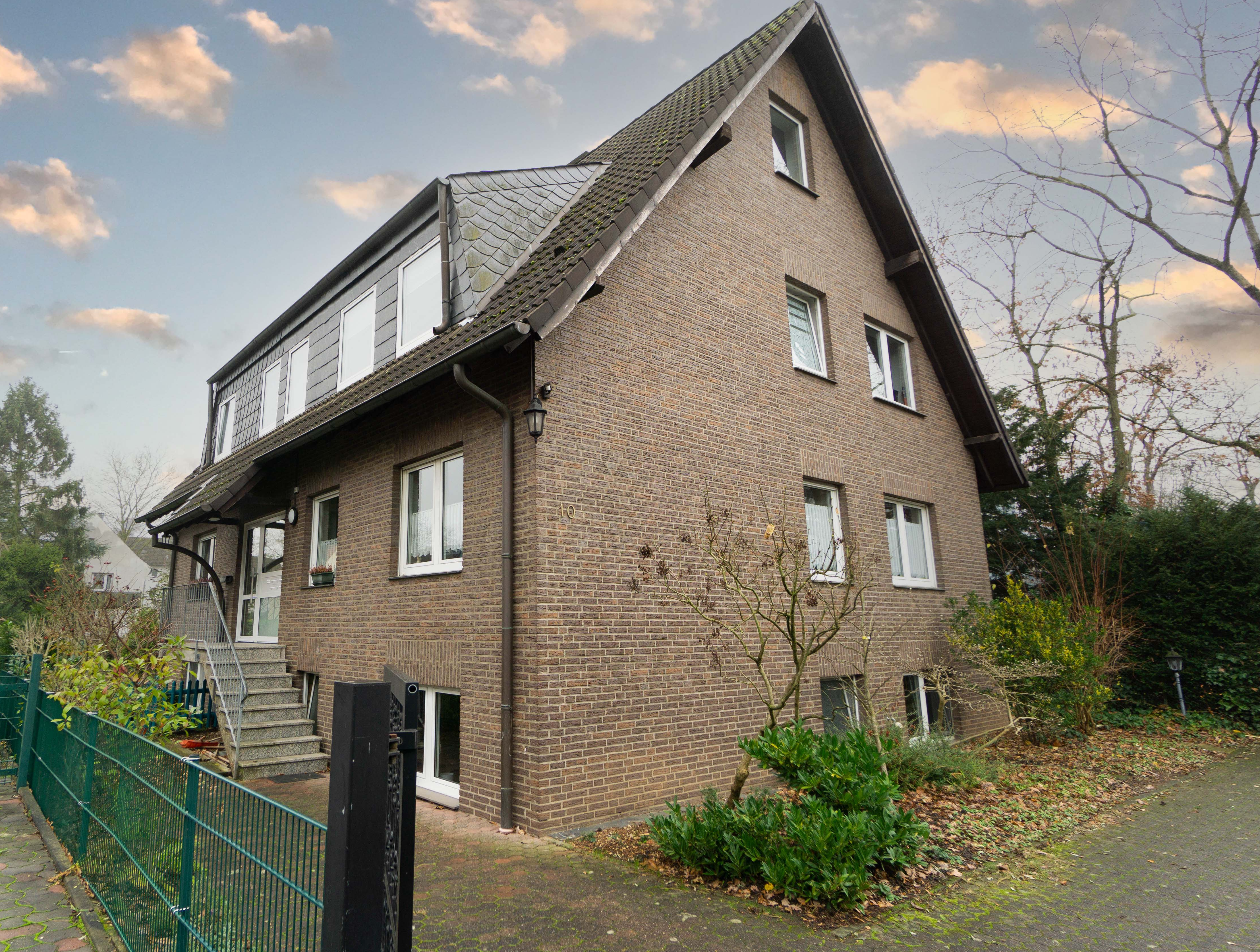 Super Lage in Düsseldorf-Wersten ! Zweifamilienhaus mit zus. ausgebauter Nutzfläche, Garten und Garagen