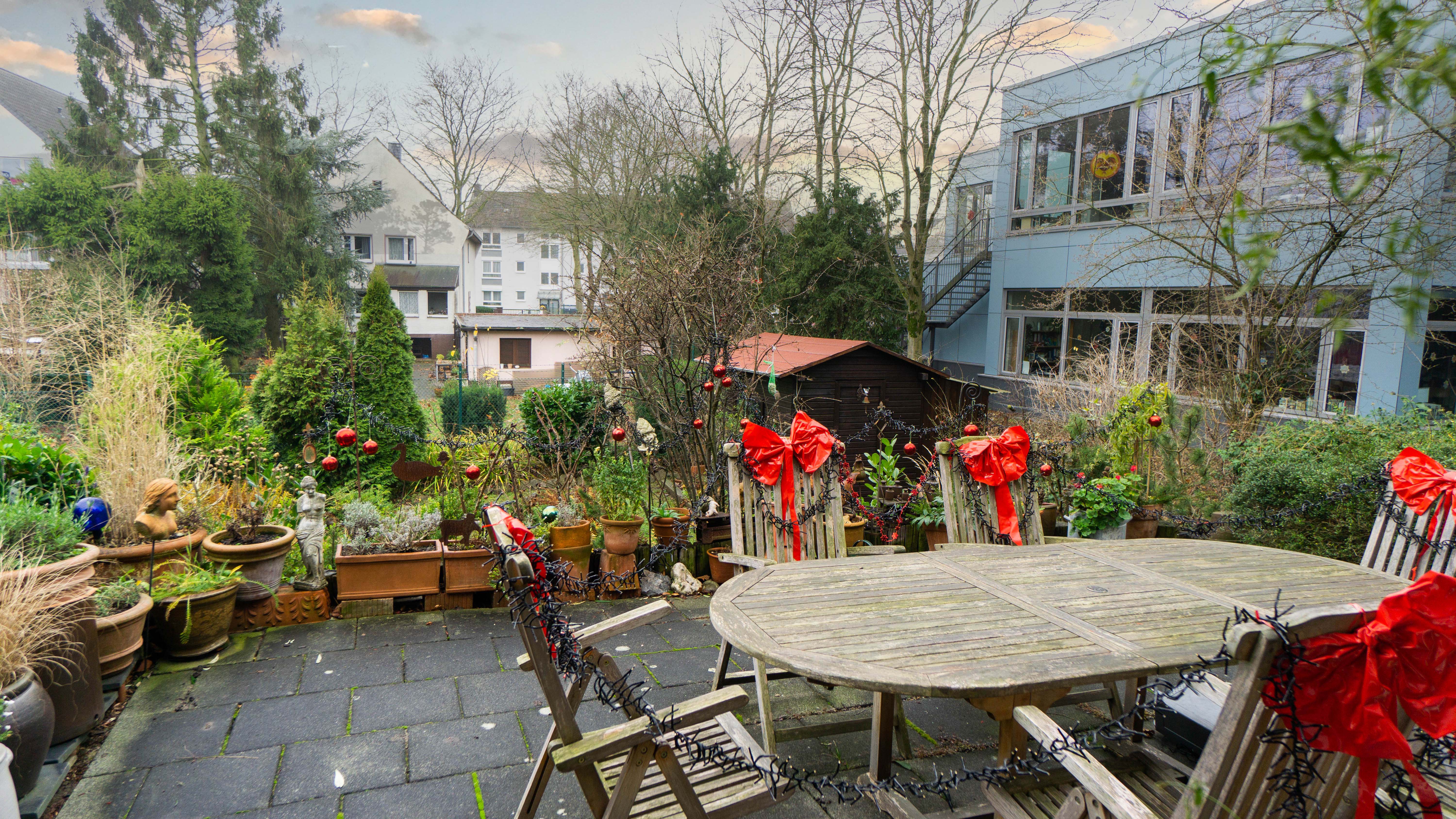 Super Lage in Düsseldorf-Wersten ! Zweifamilienhaus mit zus. ausgebauter Nutzfläche, Garten und Garagen