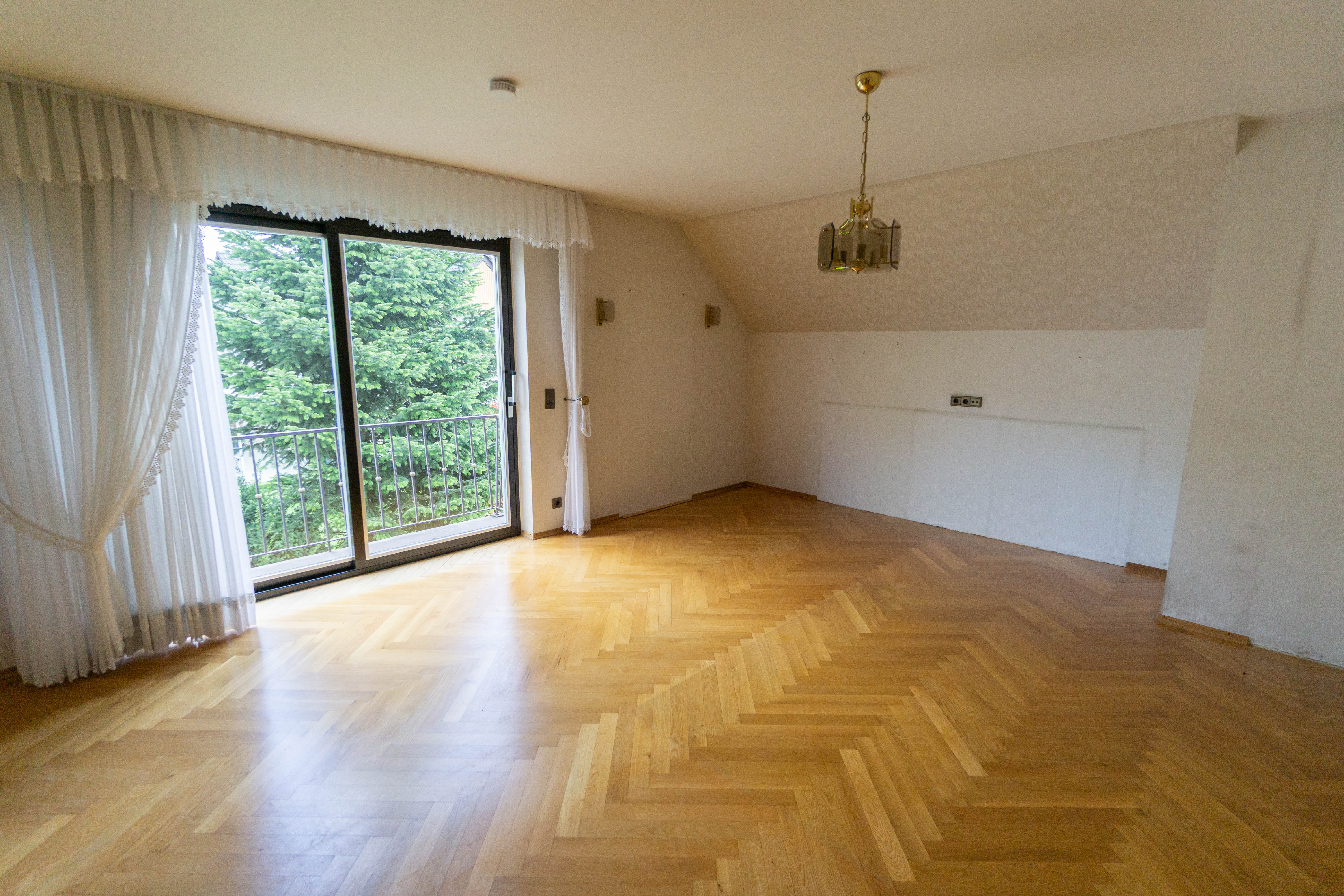 Freistehendes, großzügiges Ein-Zweifamilienhaus mit Schwimmhalle und sehr schönem Grundstück