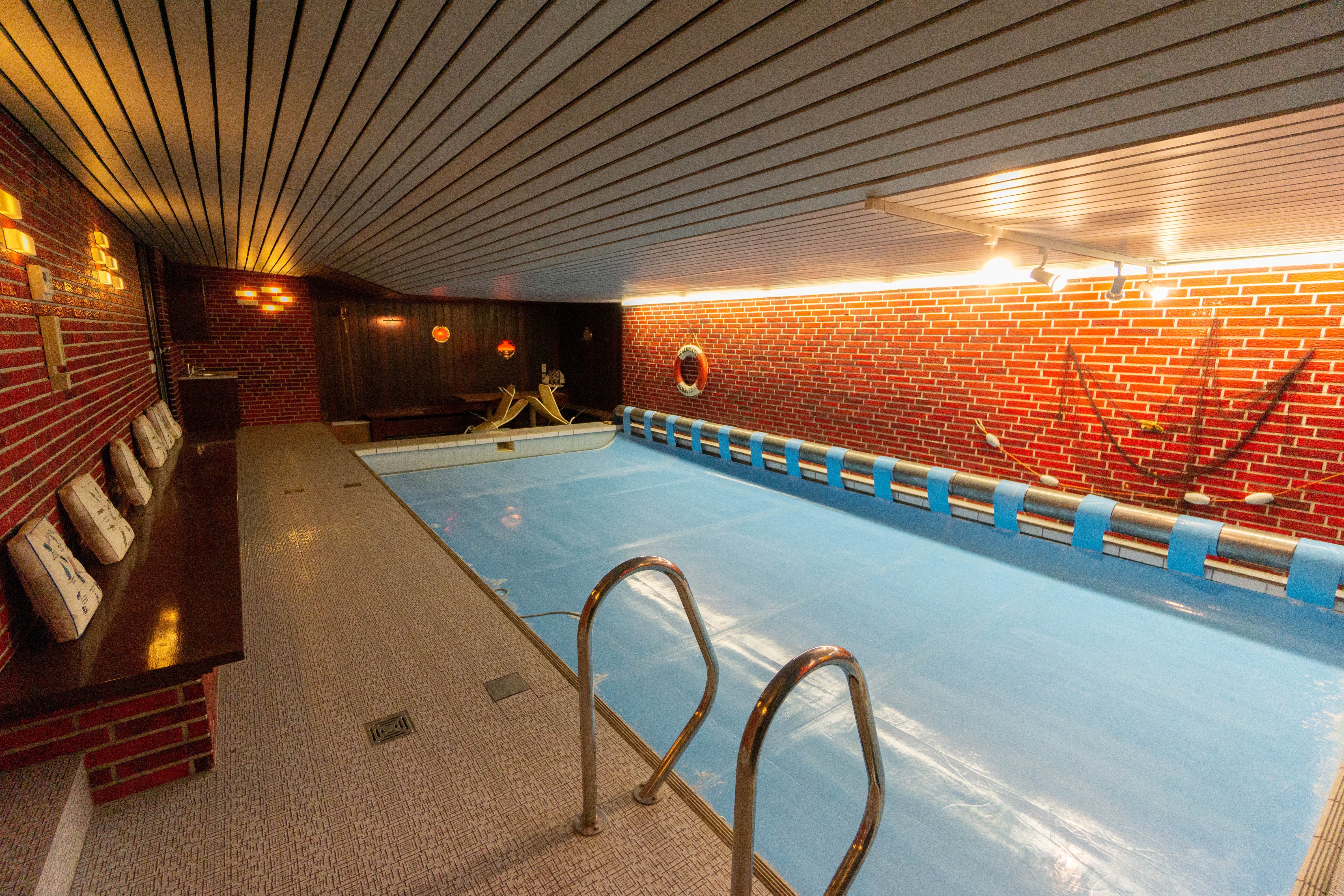 Freistehendes, großzügiges Ein-Zweifamilienhaus mit Schwimmhalle und sehr schönem Grundstück