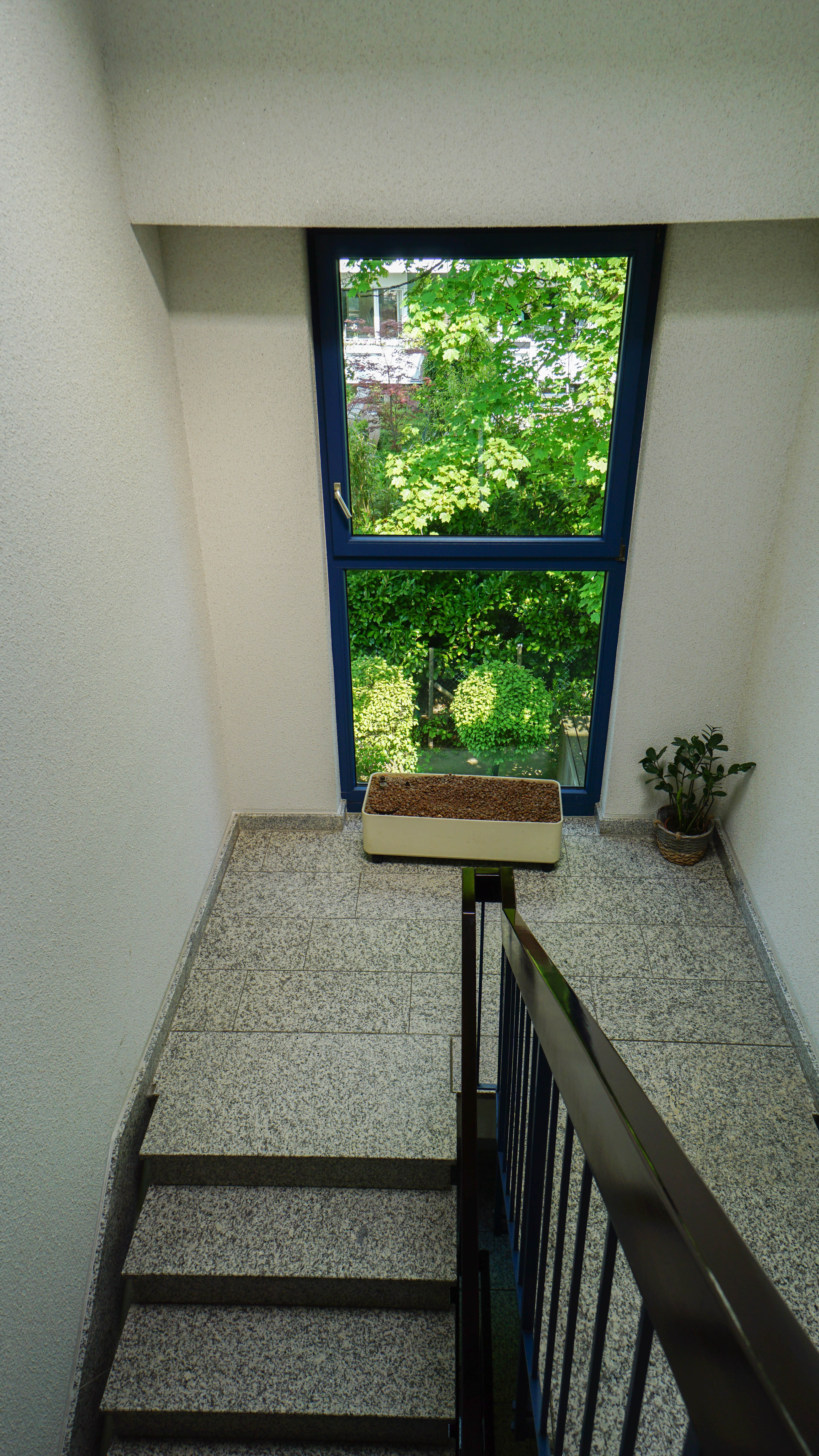Urlaubsflair mit dem besonderen Blick ins Grüne ! Zeitlose & vermietete 3 Zi.+ Sonnenbalkon