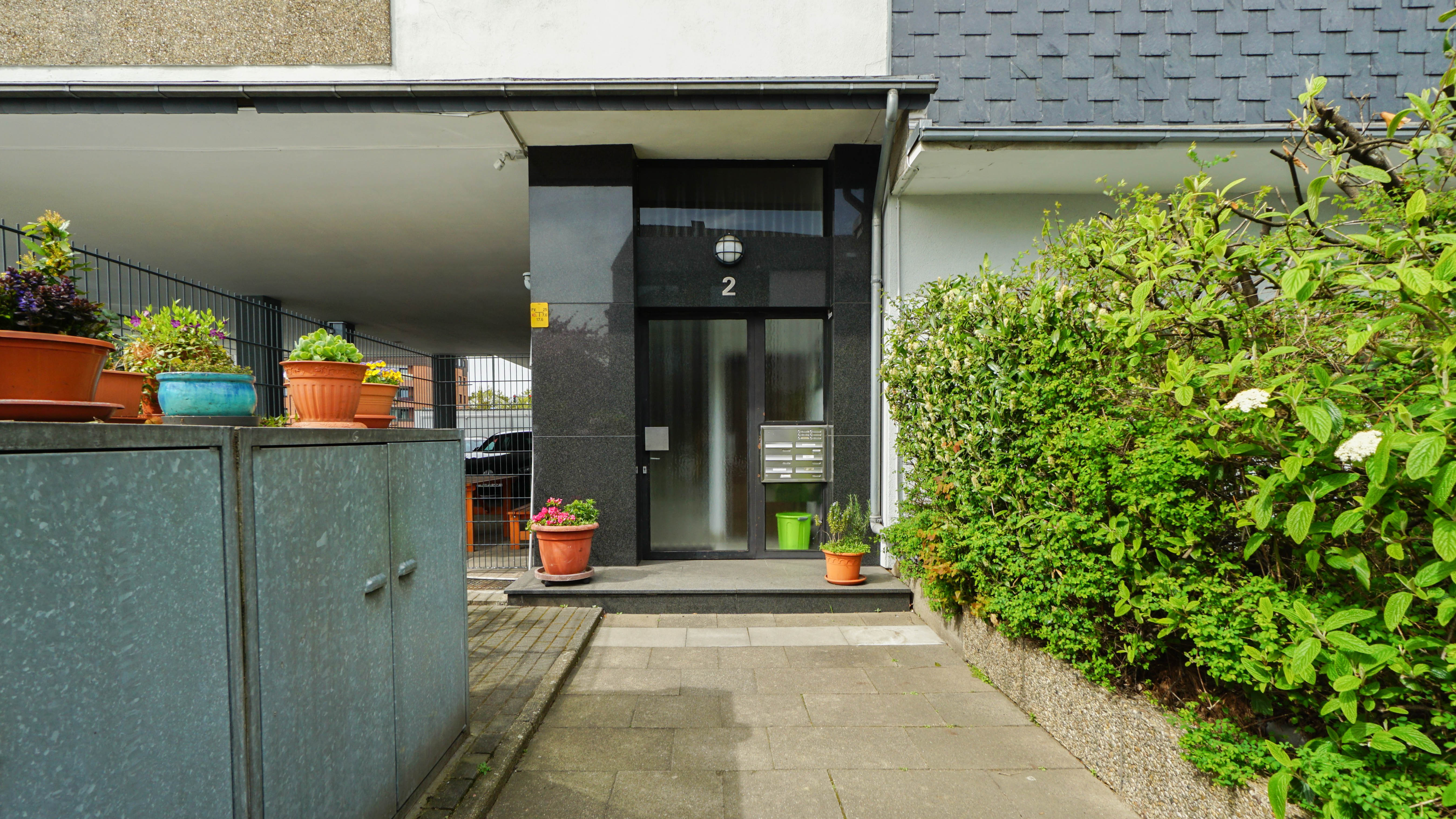 Faktor 28 ! Wohn- und Geschäftshaus mit modernisierten Wohnungen und Mietsteigerungspotenzial