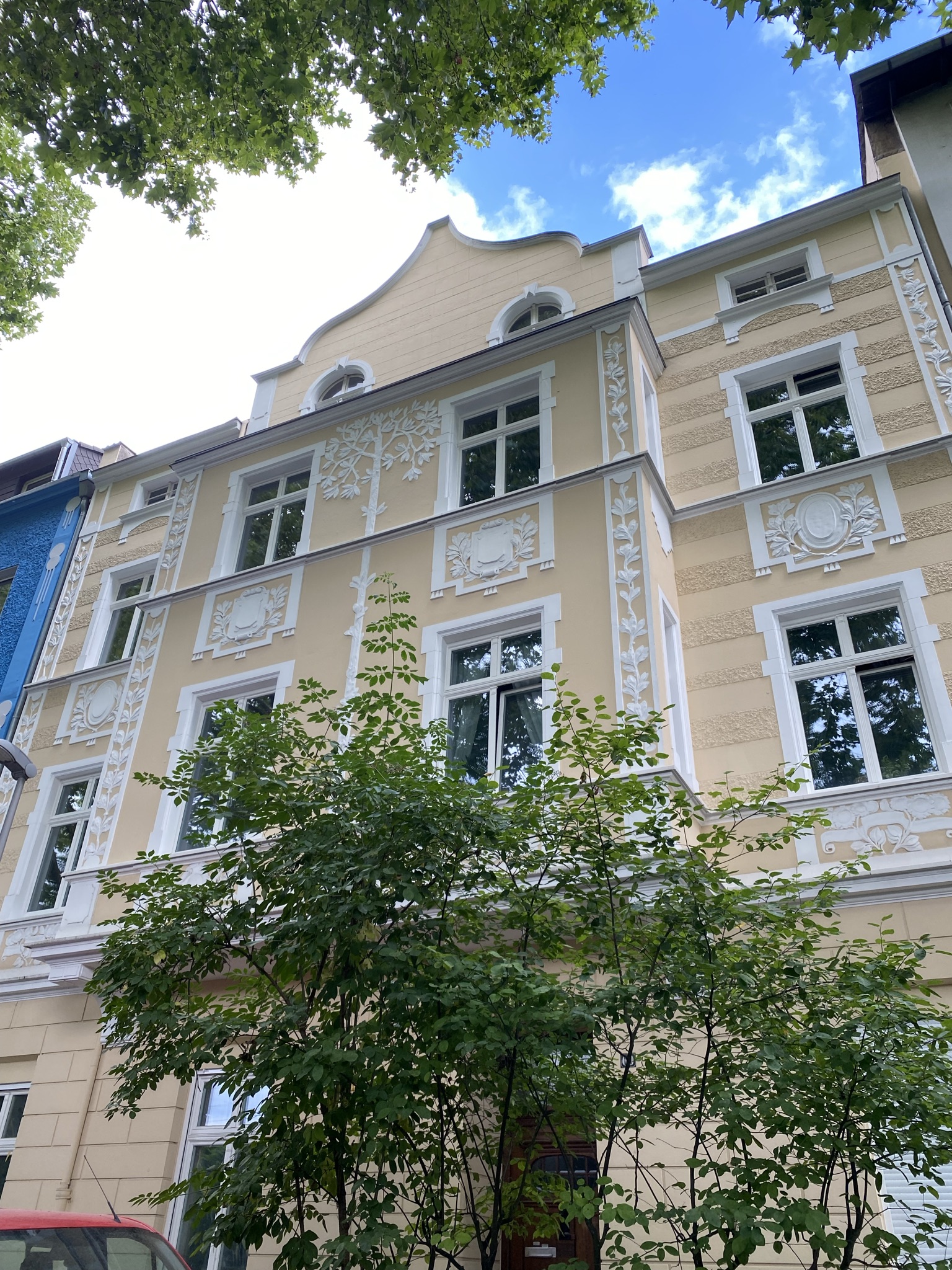 Kernsanierte 3 Zimmer Altbauwohnung in Unterbilk mit Süd-/Westbalkon