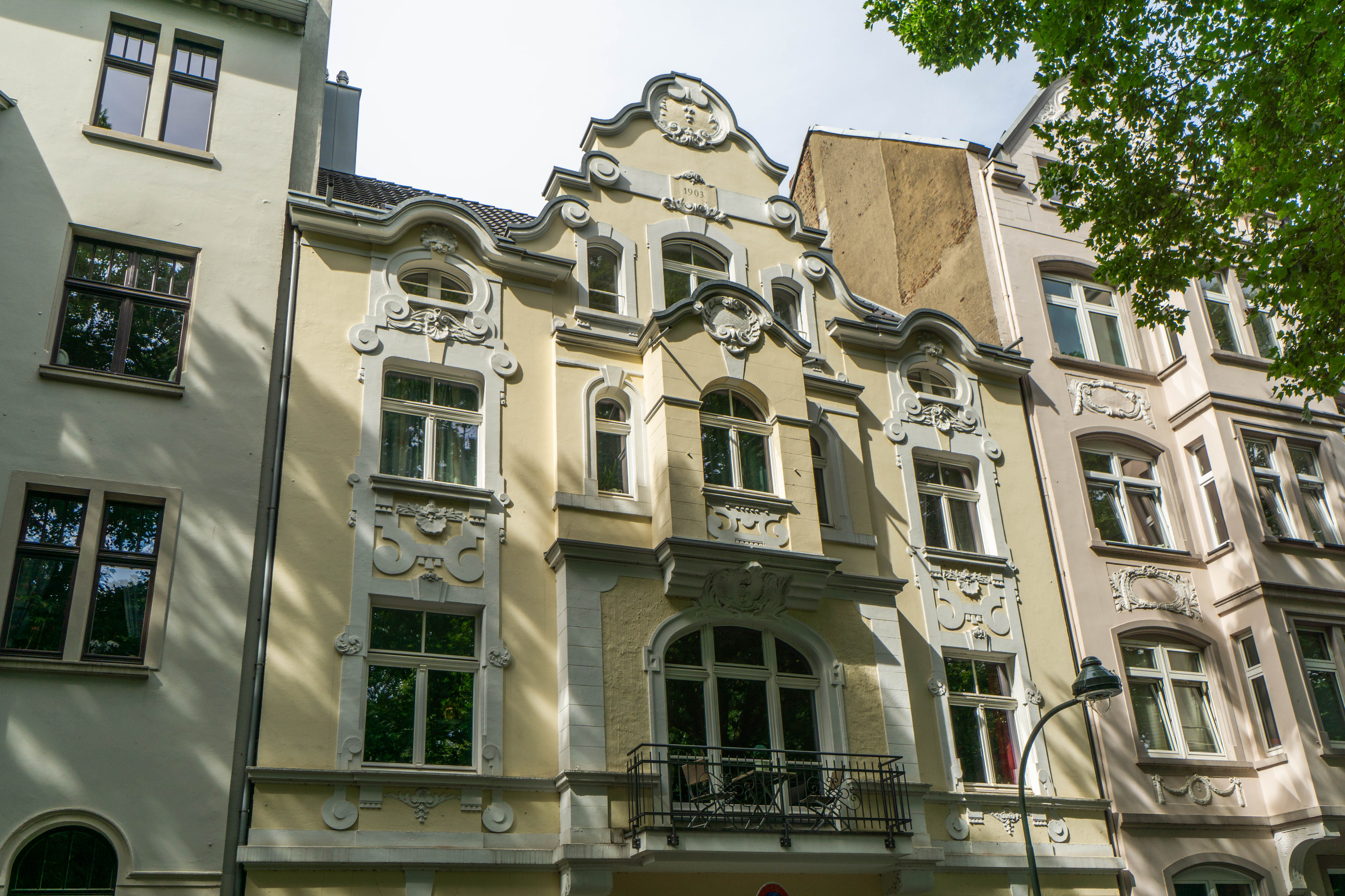 Altbauliebhaber aufgepasst! Single Wohnung im schönsten Altbau der Karolinger Straße