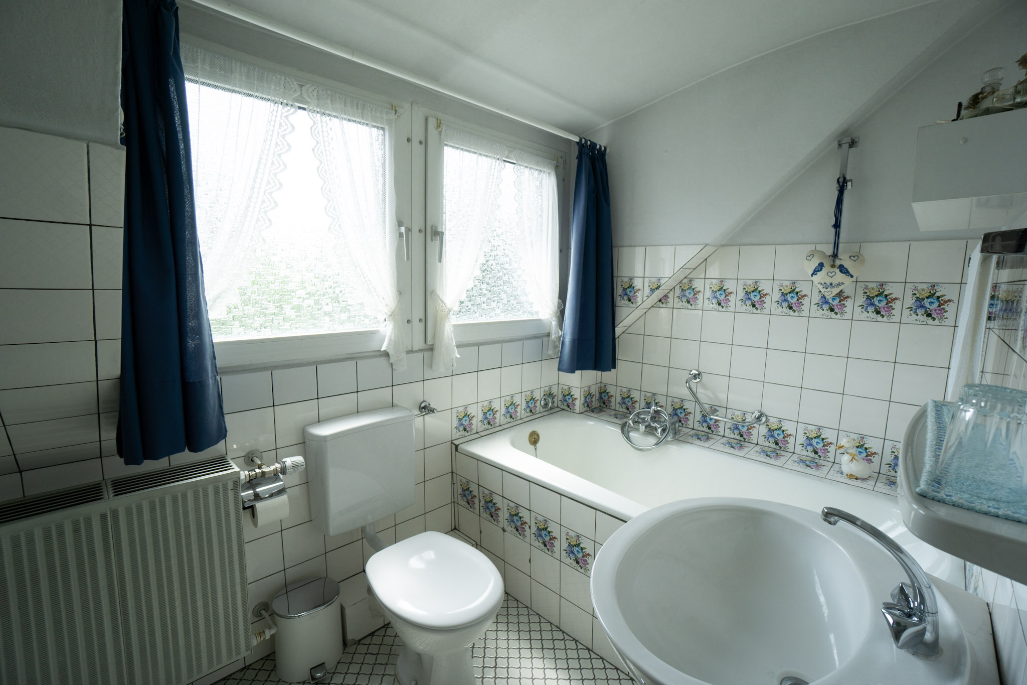 Rarität in Bilk: Großzügiges Zweifamilienhaus mit Garten, 2 Garagen und Einliegerbereich