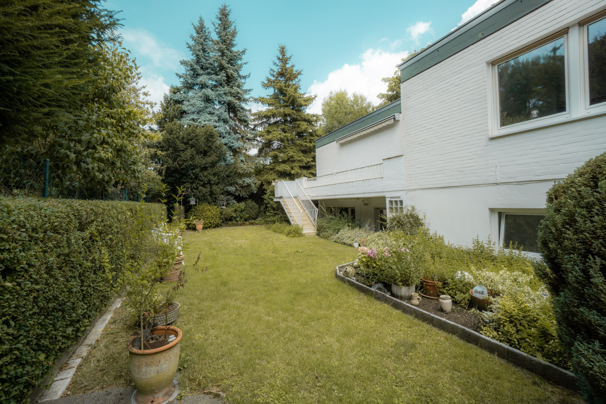 Rarität in Bilk: Großzügiges Zweifamilienhaus mit Garten, 2 Garagen und Einliegerbereich