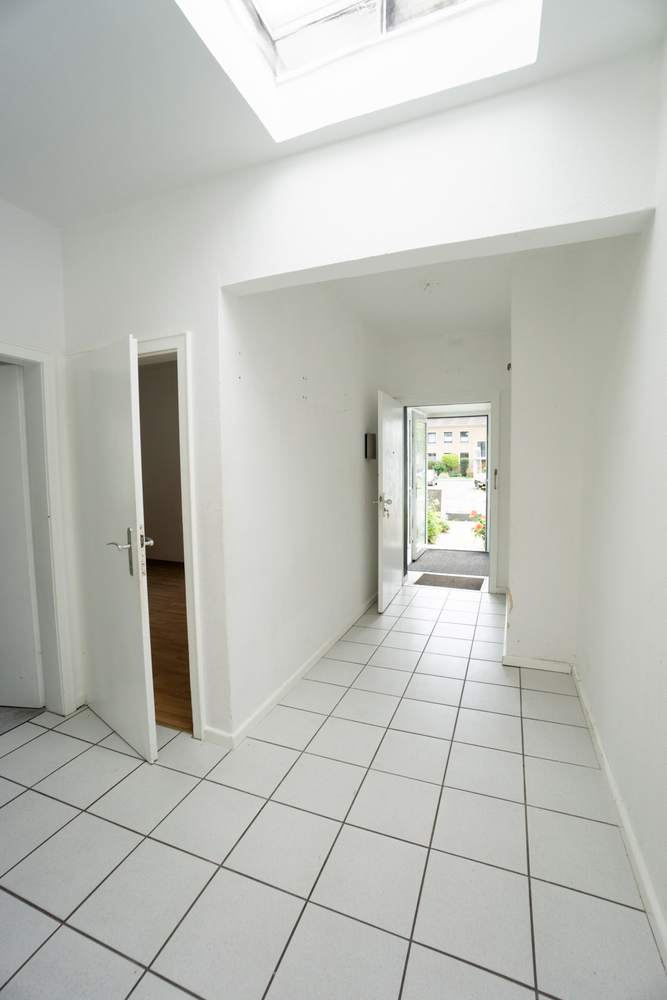 Rarität in Bilk: Großzügiges Zweifamilienhaus mit Garten, 2 Garagen und Einliegerbereich