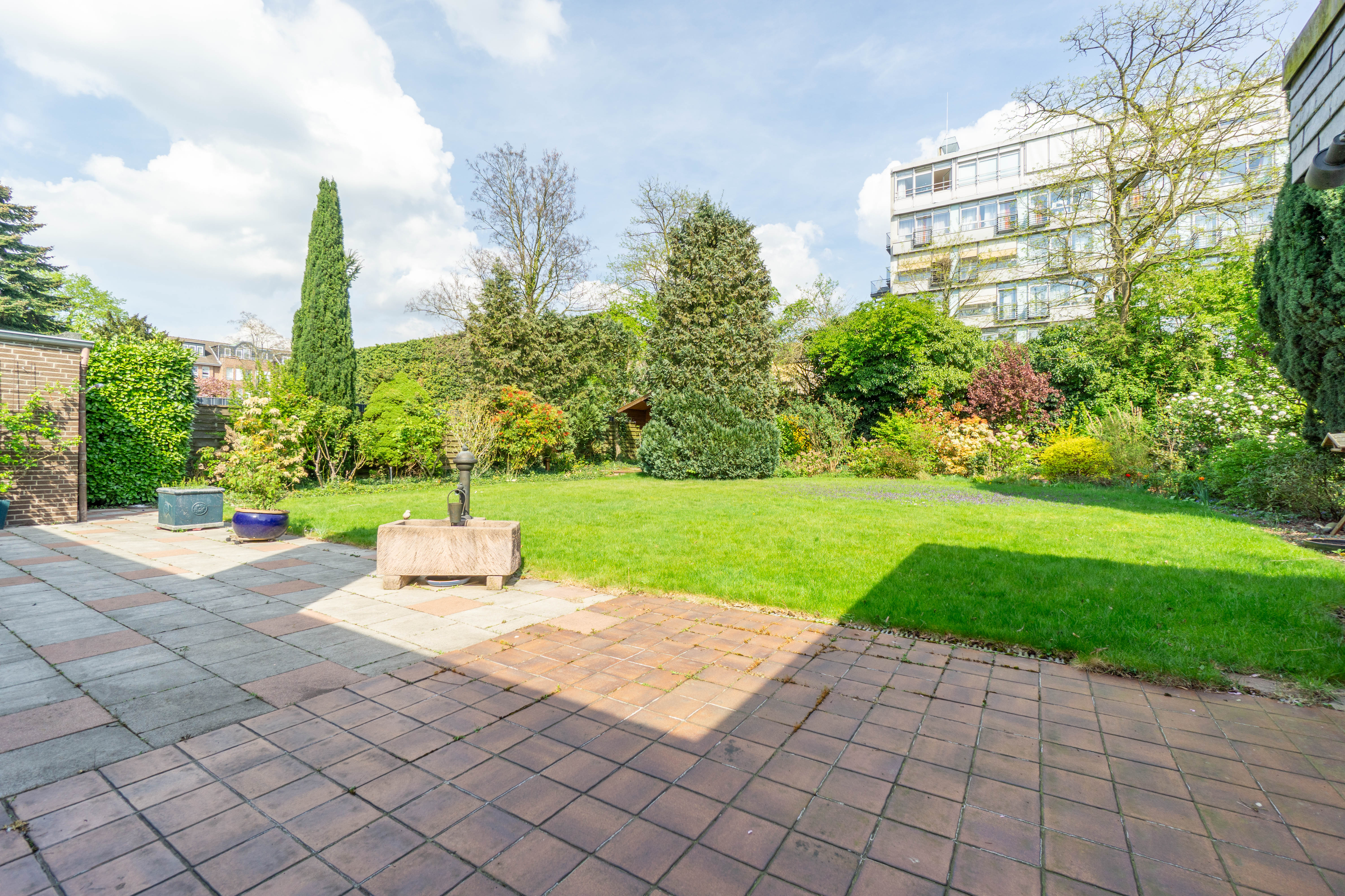 Zwischen Rhein und Geschichte: Ein Juwel in der weißen Siedlung / Nordparksiedlung