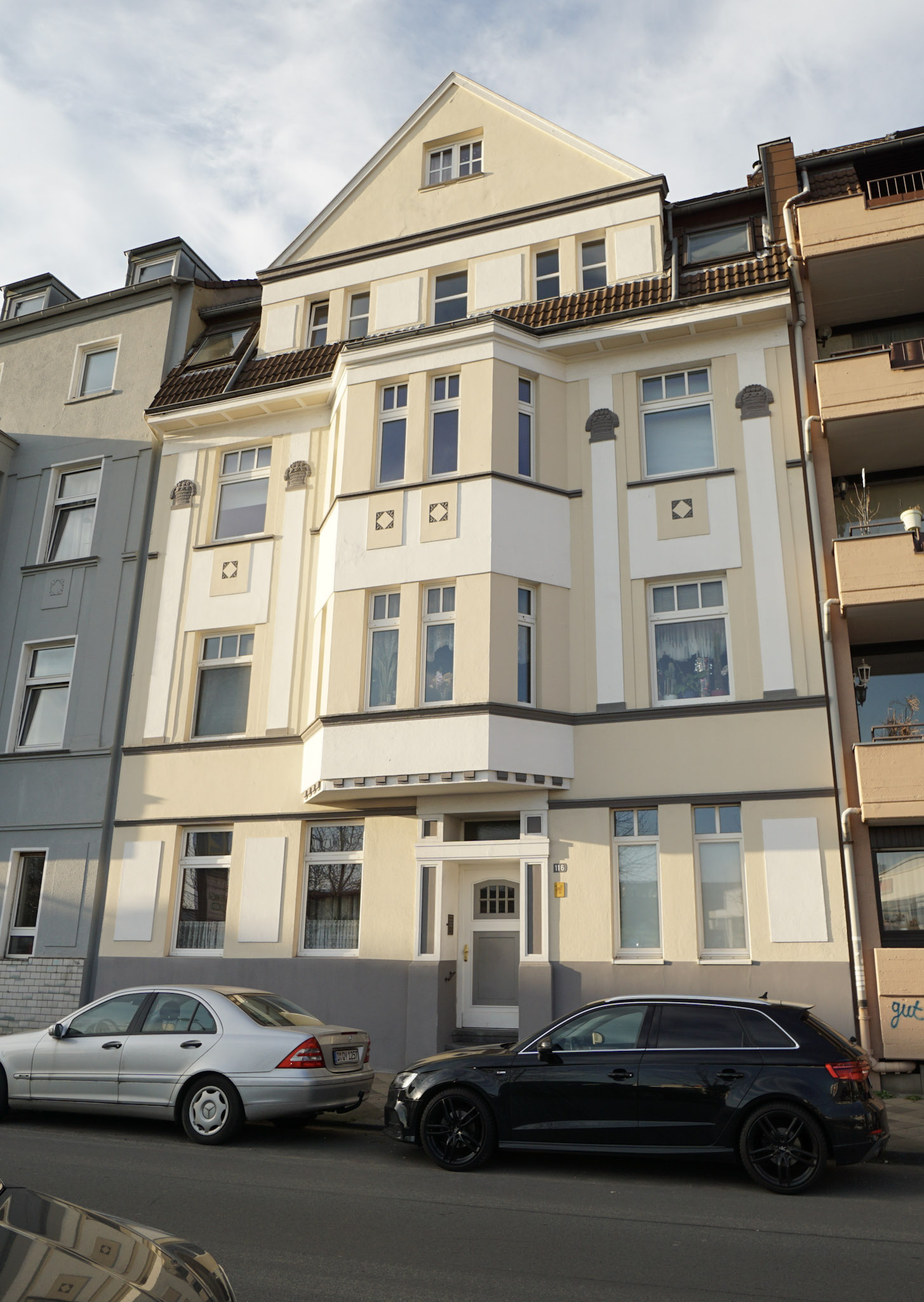 Seltenes Angebot, mitten in Bilk: Gemütliche, sanierte 2 Zimmer Altbauwohnung mit Stadtgarten