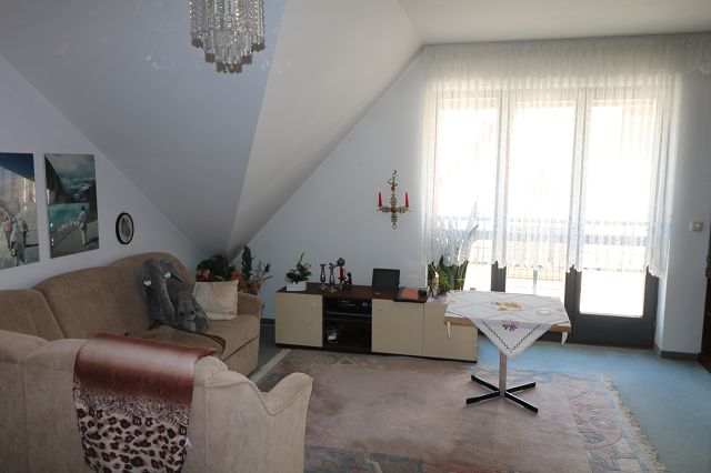 gepflegte und helle Dreiraumwohnung mit Tiefgaragenstellplatz im Zentrum