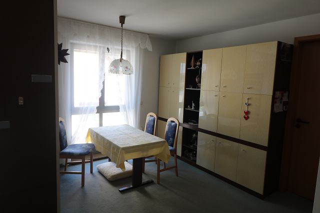 gepflegte und helle Dreiraumwohnung mit Tiefgaragenstellplatz im Zentrum