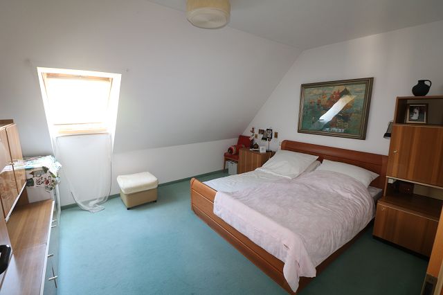 gepflegte und helle Dreiraumwohnung mit Tiefgaragenstellplatz im Zentrum