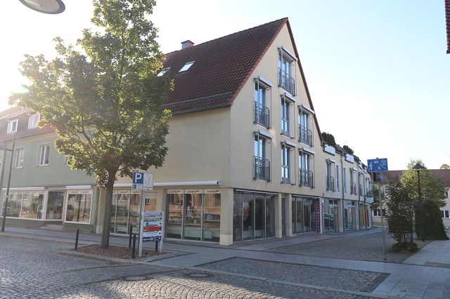gepflegte und helle Dreiraumwohnung mit Tiefgaragenstellplatz im Zentrum