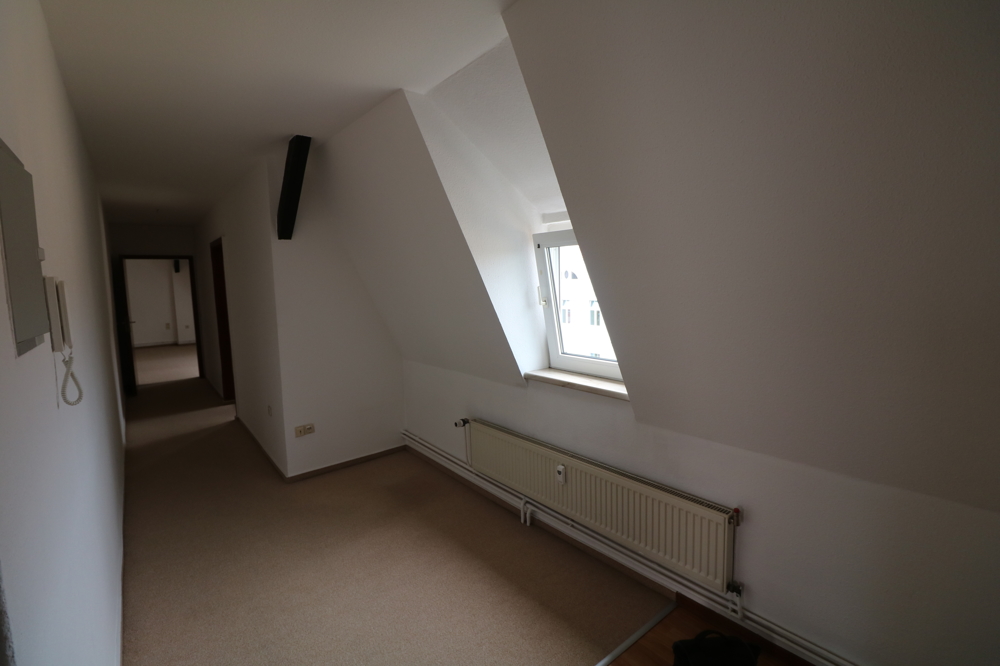 große Zweiraumwohnung im Dachgeschoss in Hainnähe
