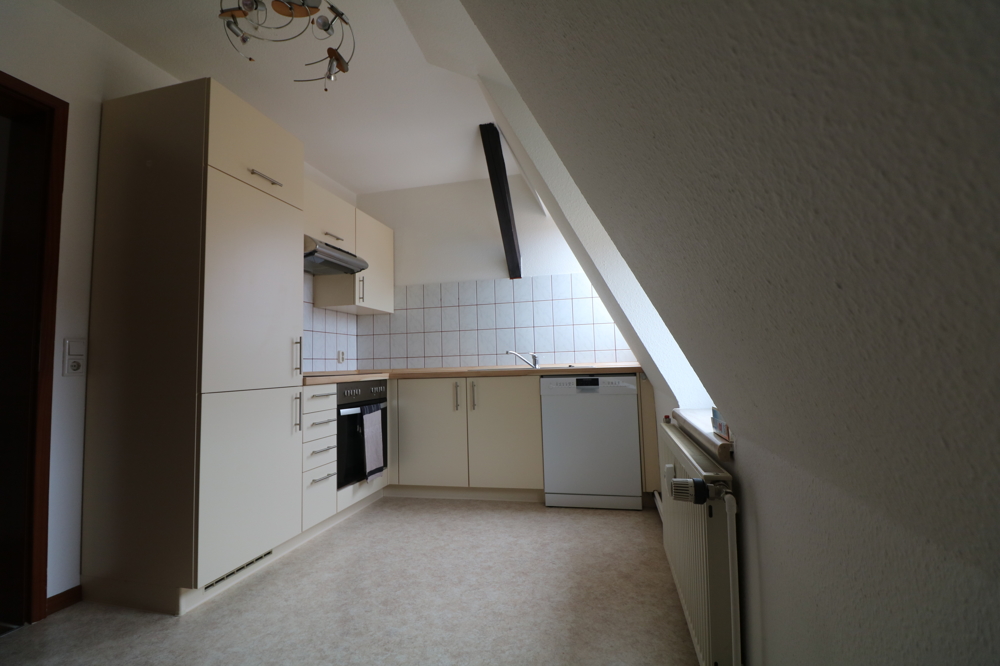 große Zweiraumwohnung im Dachgeschoss in Hainnähe