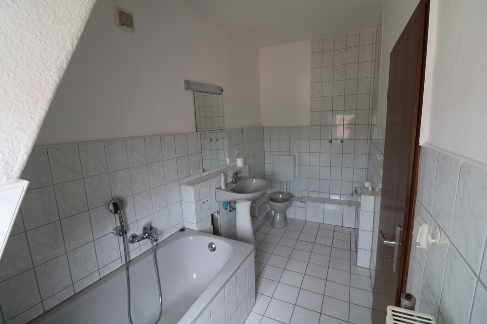 große Zweiraumwohnung im Dachgeschoss in Hainnähe