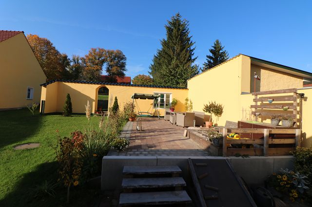 modernisiertes Einfamilienhaus mit Freiterrasse und viel Nebengelass