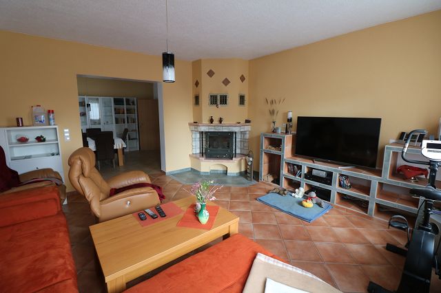 modernisiertes Einfamilienhaus mit Freiterrasse und viel Nebengelass