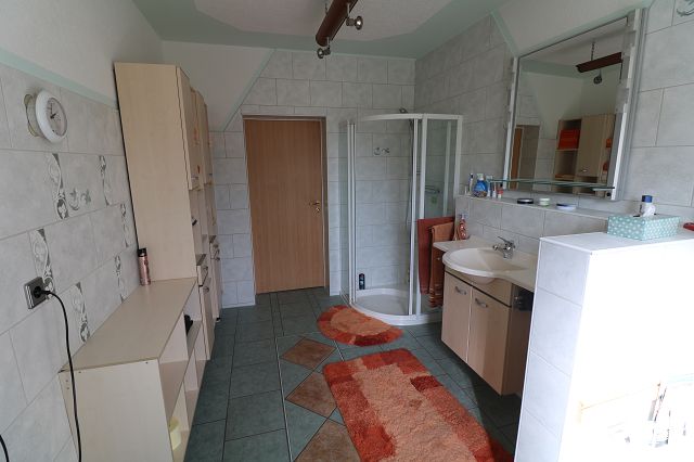 modernisiertes Einfamilienhaus mit Freiterrasse und viel Nebengelass