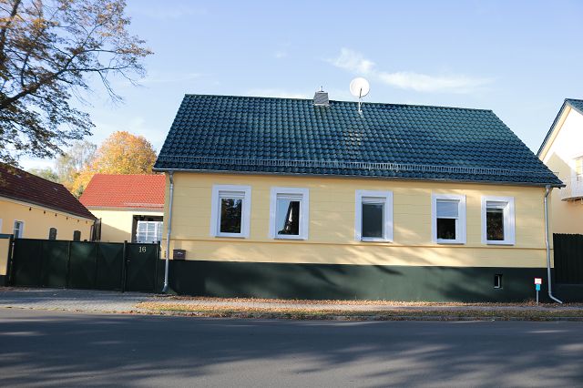 modernisiertes Einfamilienhaus mit Freiterrasse und viel Nebengelass