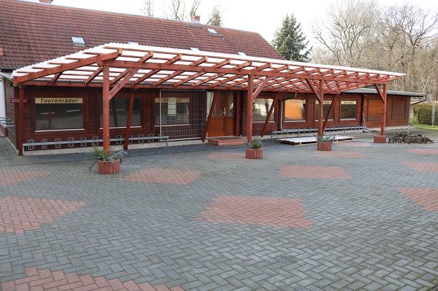 Gewerbeeinheit mit Lager und Carport