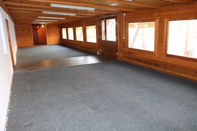 Gewerbeeinheit mit Lager und Carport