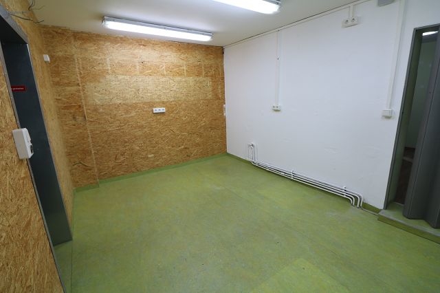 Gewerbeeinheit mit Lager und Carport