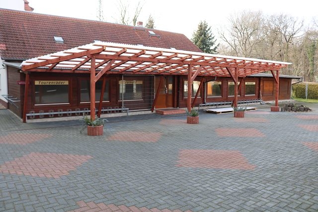 Gewerbeeinheit mit Lager und Carport