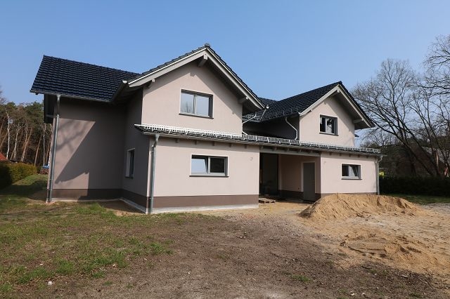 Balkon, PKW-Stellplatz & Erstbezug! Dachgeschosswohnung in ruhiger grüner Lage