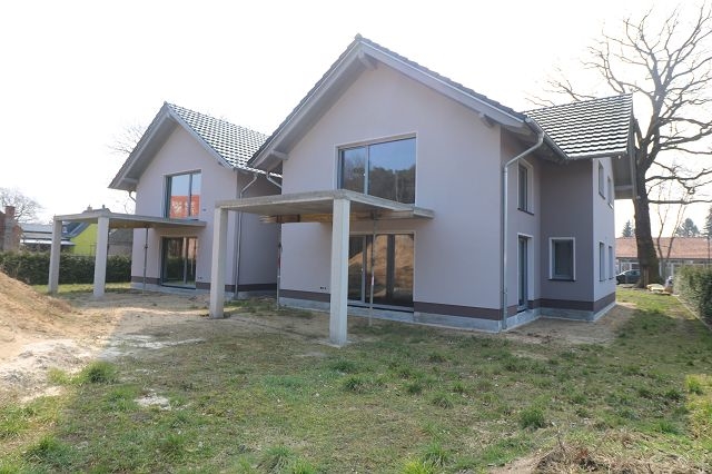 Balkon, PKW-Stellplatz & Erstbezug! Dachgeschosswohnung in ruhiger grüner Lage