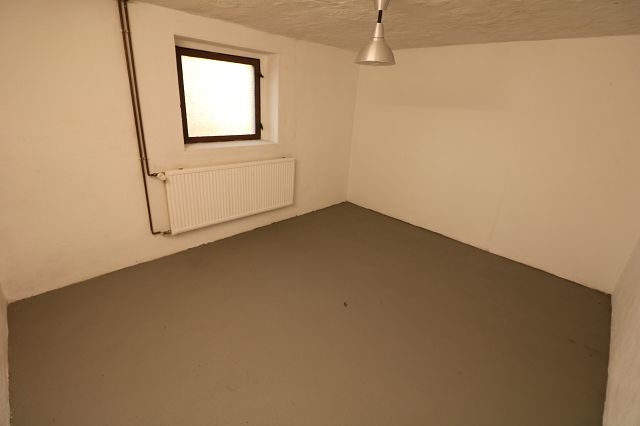 Einfamilienhaus teilausgebaut mit Hausgarage und kleinem Grundstück