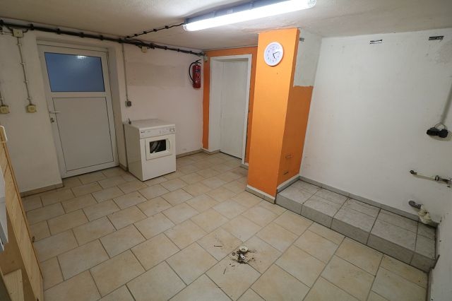 Einfamilienhaus teilausgebaut mit Hausgarage und kleinem Grundstück