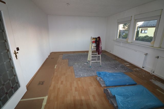 Einfamilienhaus teilausgebaut mit Hausgarage und kleinem Grundstück