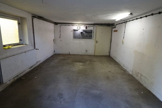 Einfamilienhaus teilausgebaut mit Hausgarage und kleinem Grundstück
