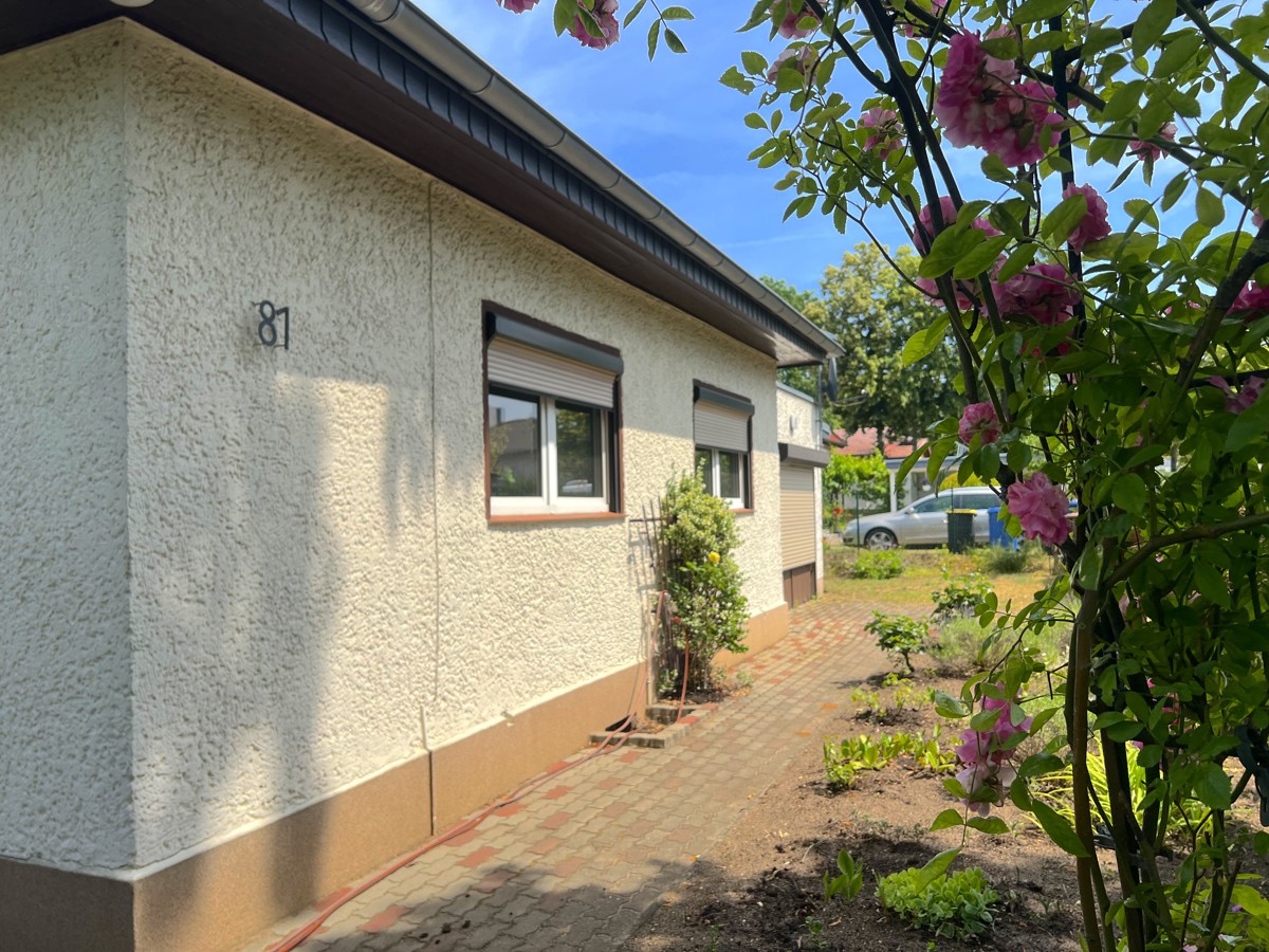 RESERVIERT | PROVISIONSFREI |
Bungalow mit Wintergarten & Garage; grüne und beliebte Wohngegend