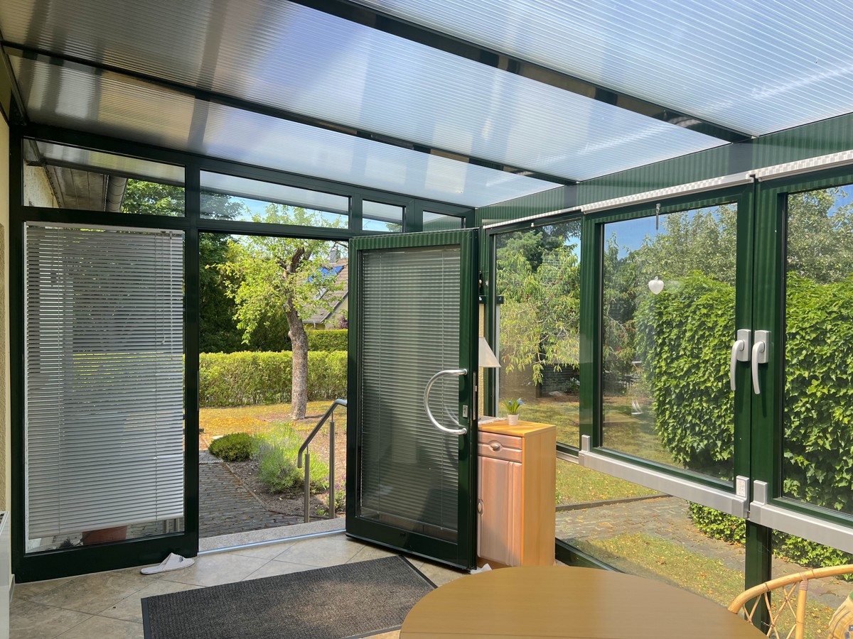 RESERVIERT | PROVISIONSFREI |
Bungalow mit Wintergarten & Garage; grüne und beliebte Wohngegend