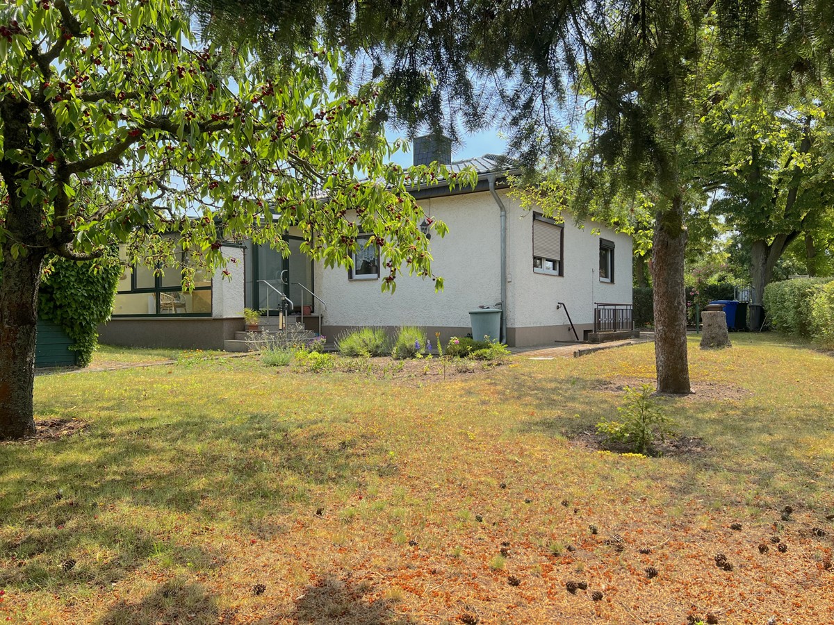 RESERVIERT | PROVISIONSFREI |
Bungalow mit Wintergarten & Garage; grüne und beliebte Wohngegend