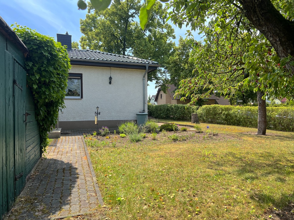 RESERVIERT | PROVISIONSFREI |
Bungalow mit Wintergarten & Garage; grüne und beliebte Wohngegend