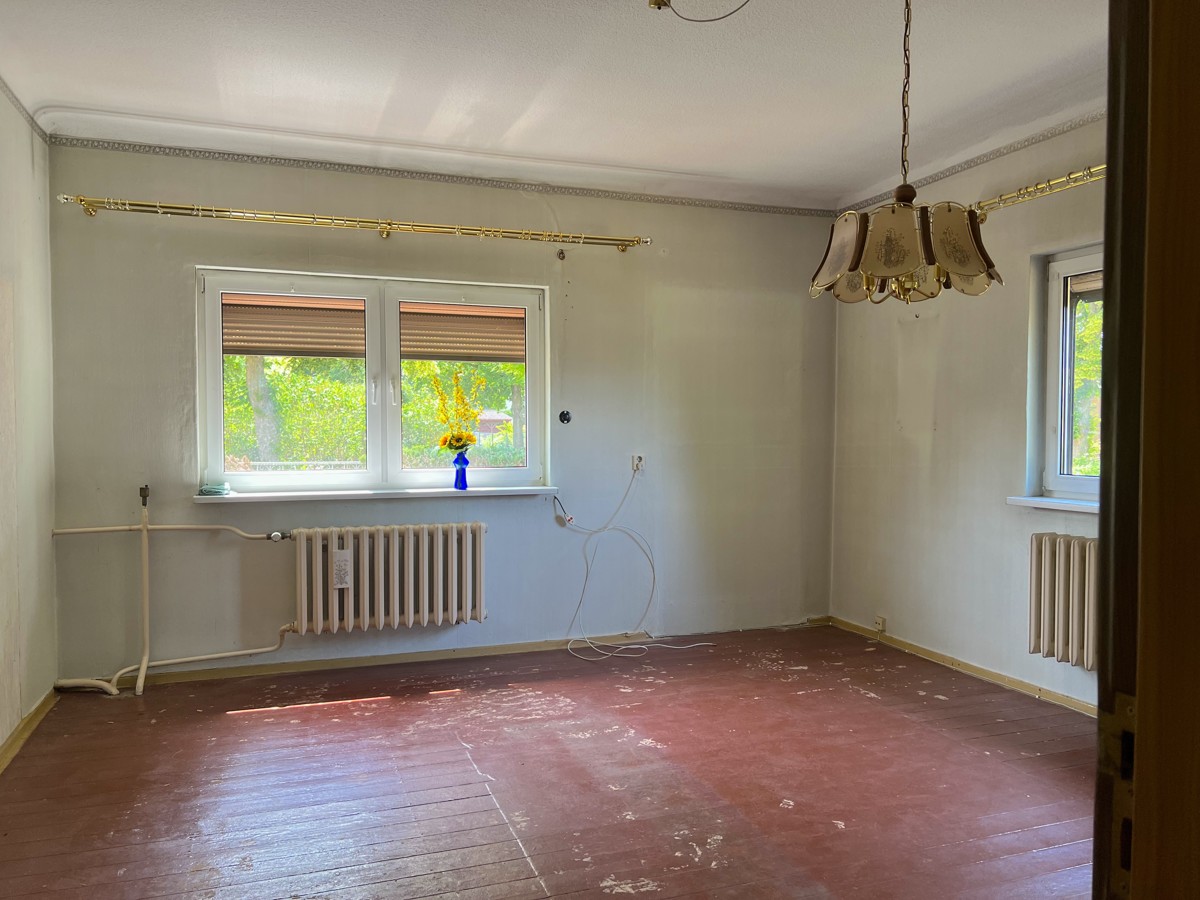 RESERVIERT | PROVISIONSFREI |
Bungalow mit Wintergarten & Garage; grüne und beliebte Wohngegend