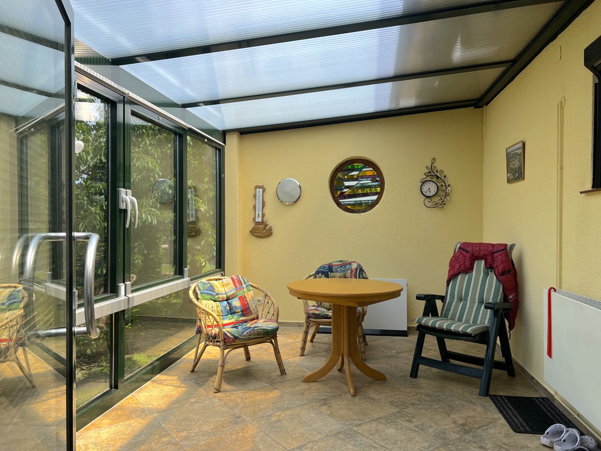 RESERVIERT | PROVISIONSFREI |
Bungalow mit Wintergarten & Garage; grüne und beliebte Wohngegend