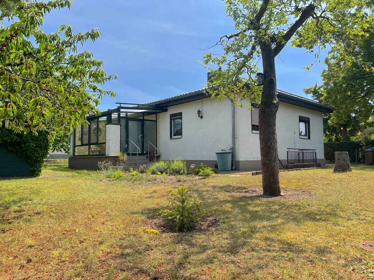 RESERVIERT | PROVISIONSFREI |
Bungalow mit Wintergarten & Garage; grüne und beliebte Wohngegend