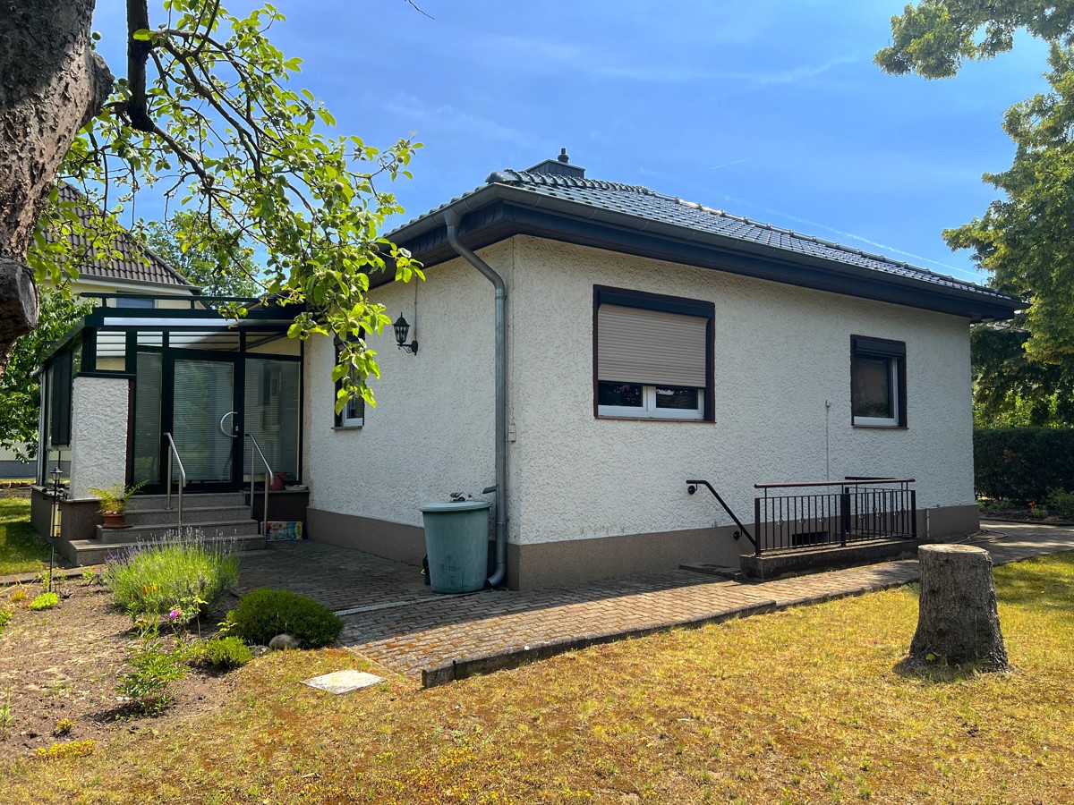 RESERVIERT | PROVISIONSFREI |
Bungalow mit Wintergarten & Garage; grüne und beliebte Wohngegend