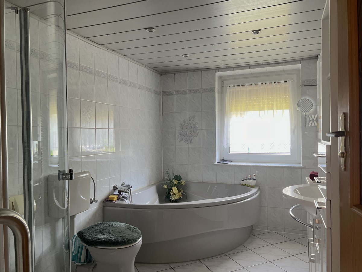 RESERVIERT | PROVISIONSFREI |
Bungalow mit Wintergarten & Garage; grüne und beliebte Wohngegend