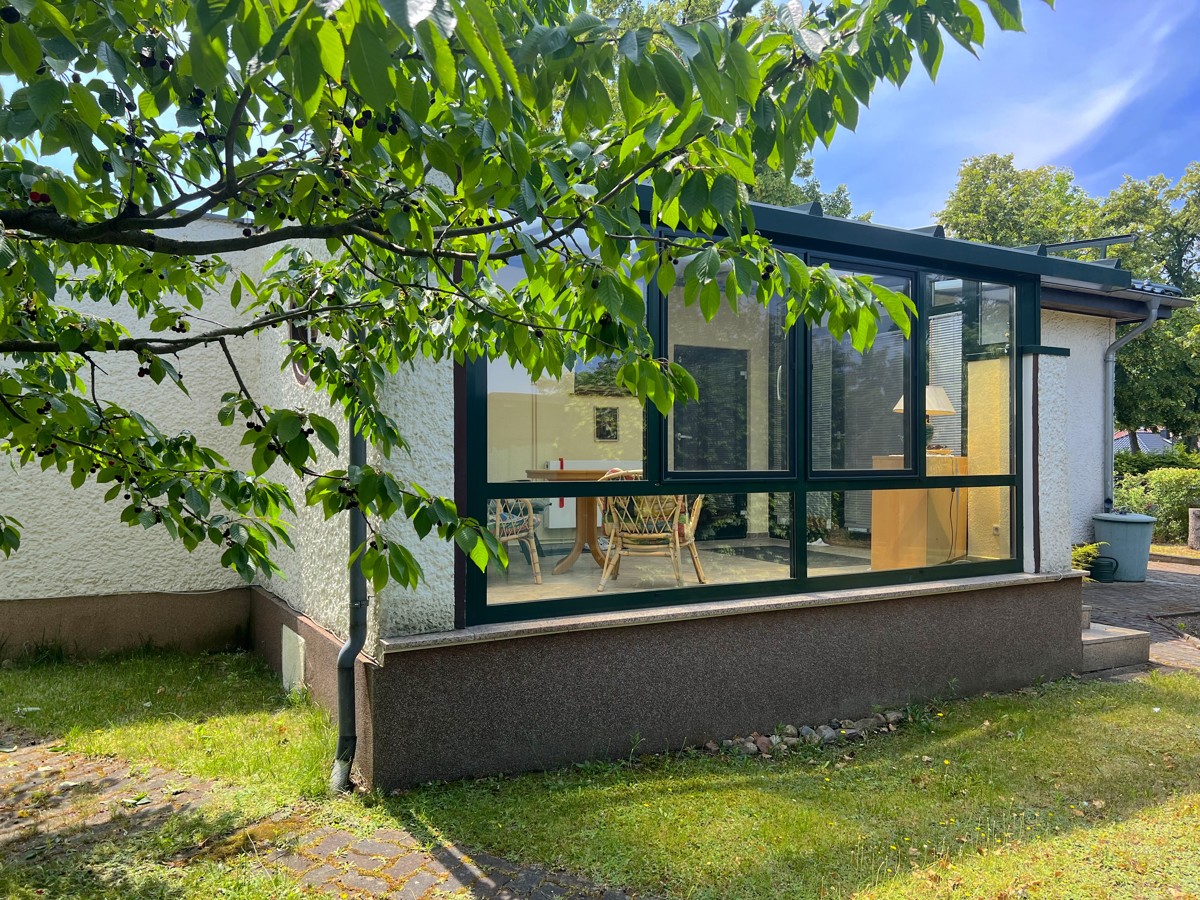 RESERVIERT | PROVISIONSFREI |
Bungalow mit Wintergarten & Garage; grüne und beliebte Wohngegend
